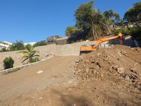 Réalisation mur de soutènement pour création de clôture à Saint-Pierre